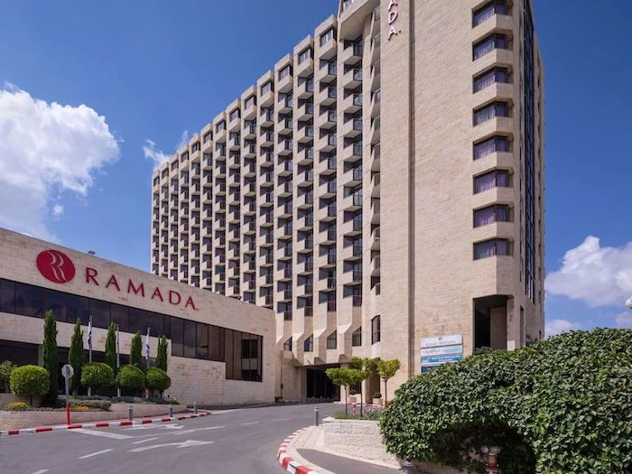 הכניסה למלון רמדה ירושלים